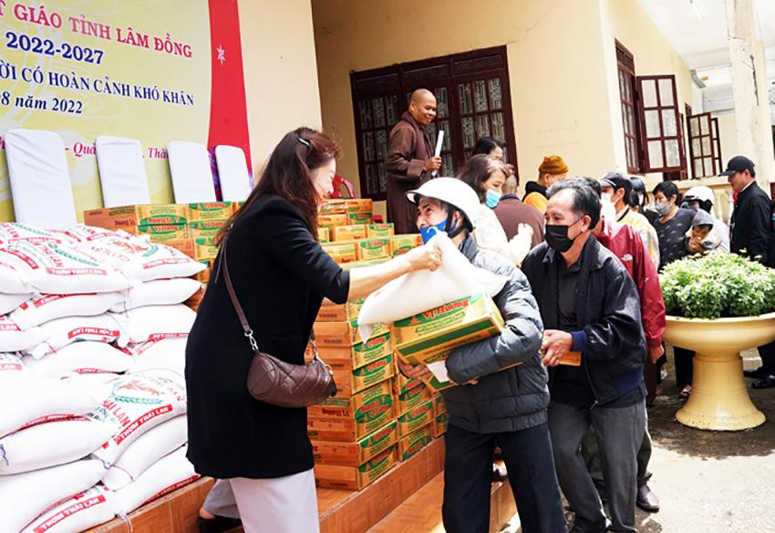 Tặng quà cho người nghèo và người khuyết tật Tặng quà cho người nghèo và người khuyết tật