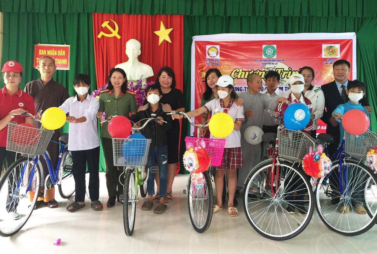 Công an tỉnh, Hội Khuyến học và tổ chức tôn giáo tặng xe đạp cho học sinh nghèo Công an tỉnh, Hội Khuyến học và tổ chức tôn giáo tặng xe đạp cho học sinh nghèo