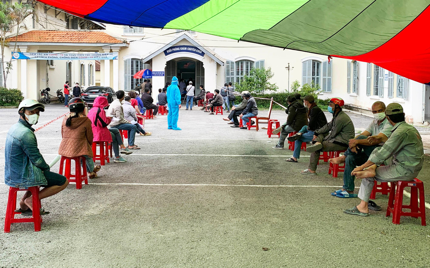 Người dân xếp hàng chờ xét nghiệm SARS-CoV2 lúc cao điểm mùa dịch COVID-19