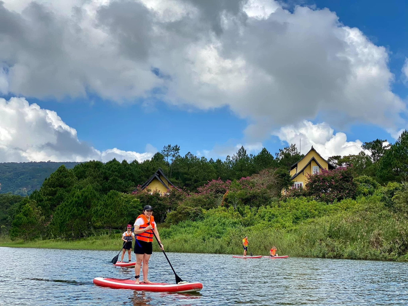 Chèo sup trên hồ. Ảnh: Dalat Discovery