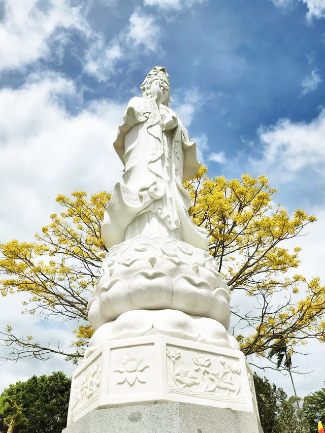 Tượng Phật bà trong khuôn viên chùa Tượng Phật bà trong khuôn viên chùa