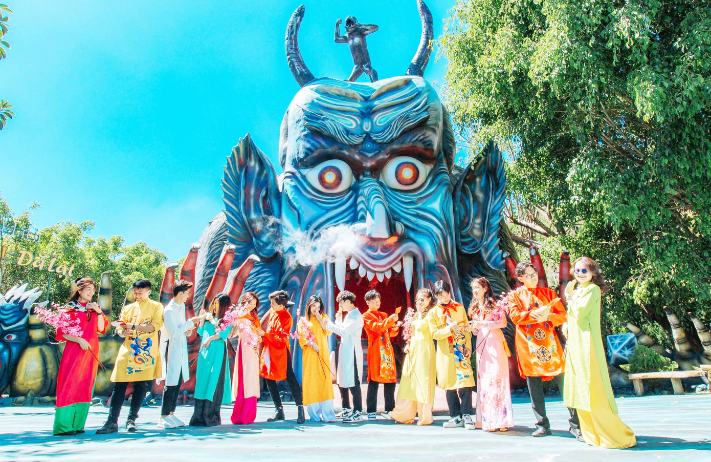 Check-in bên tượng "quỷ núi hiền lương''