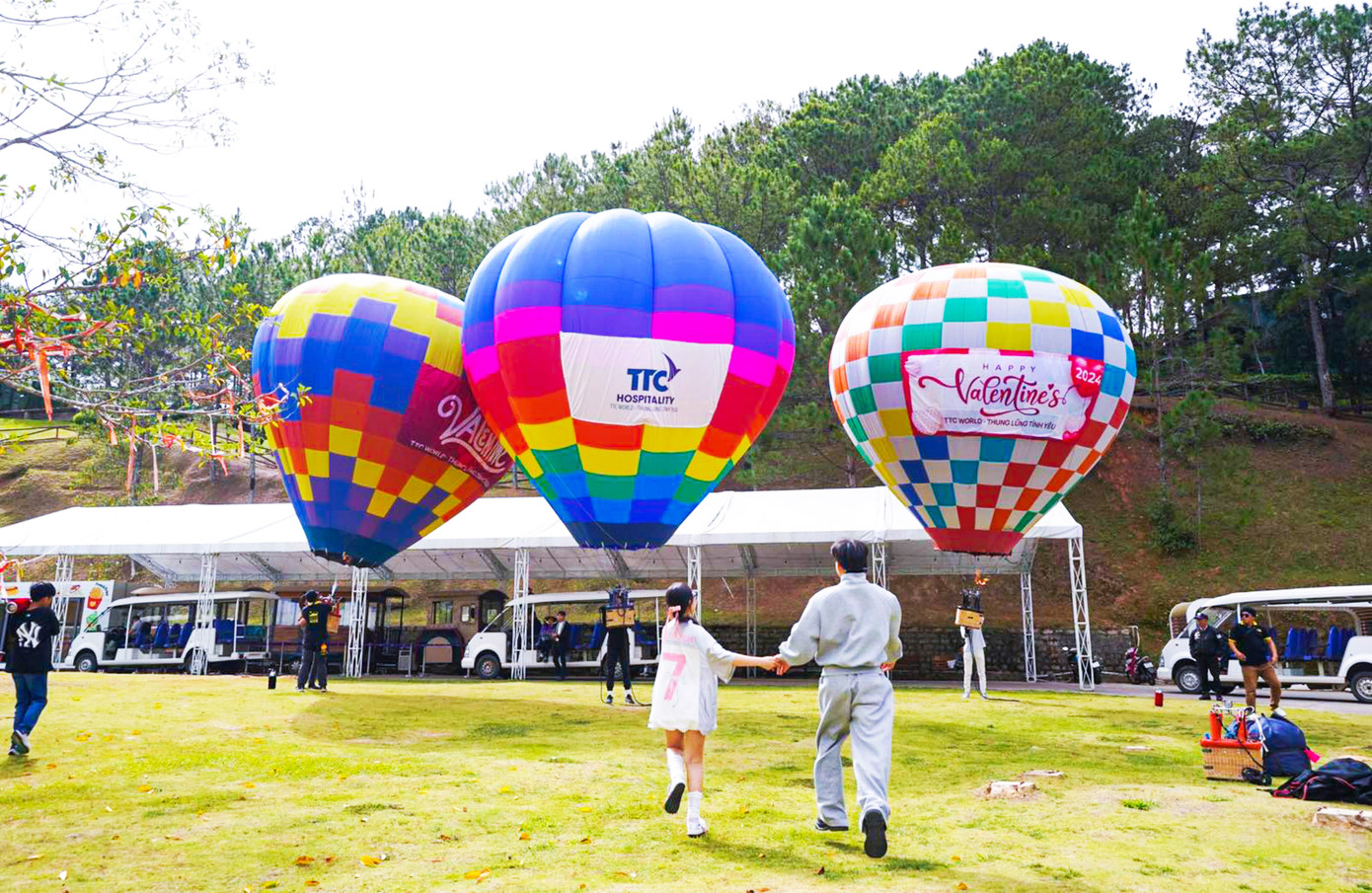Ngắm khinh khí cầu lần đầu tiên xuất hiện ở Thung lũng tình yêu