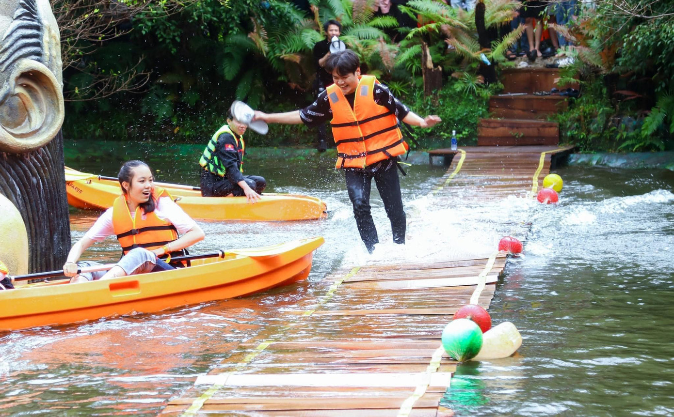 Chèo thuyền vượt thác ghềnh