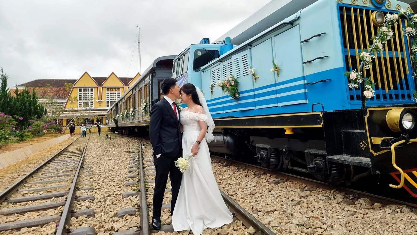 Lễ cưới lãng mạn trong sân ga Đà Lạt