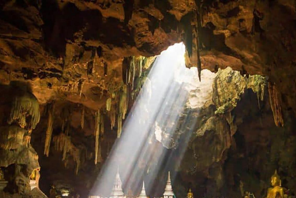 Thạch nhũ và măng đá tuyệt đẹp trong hang động