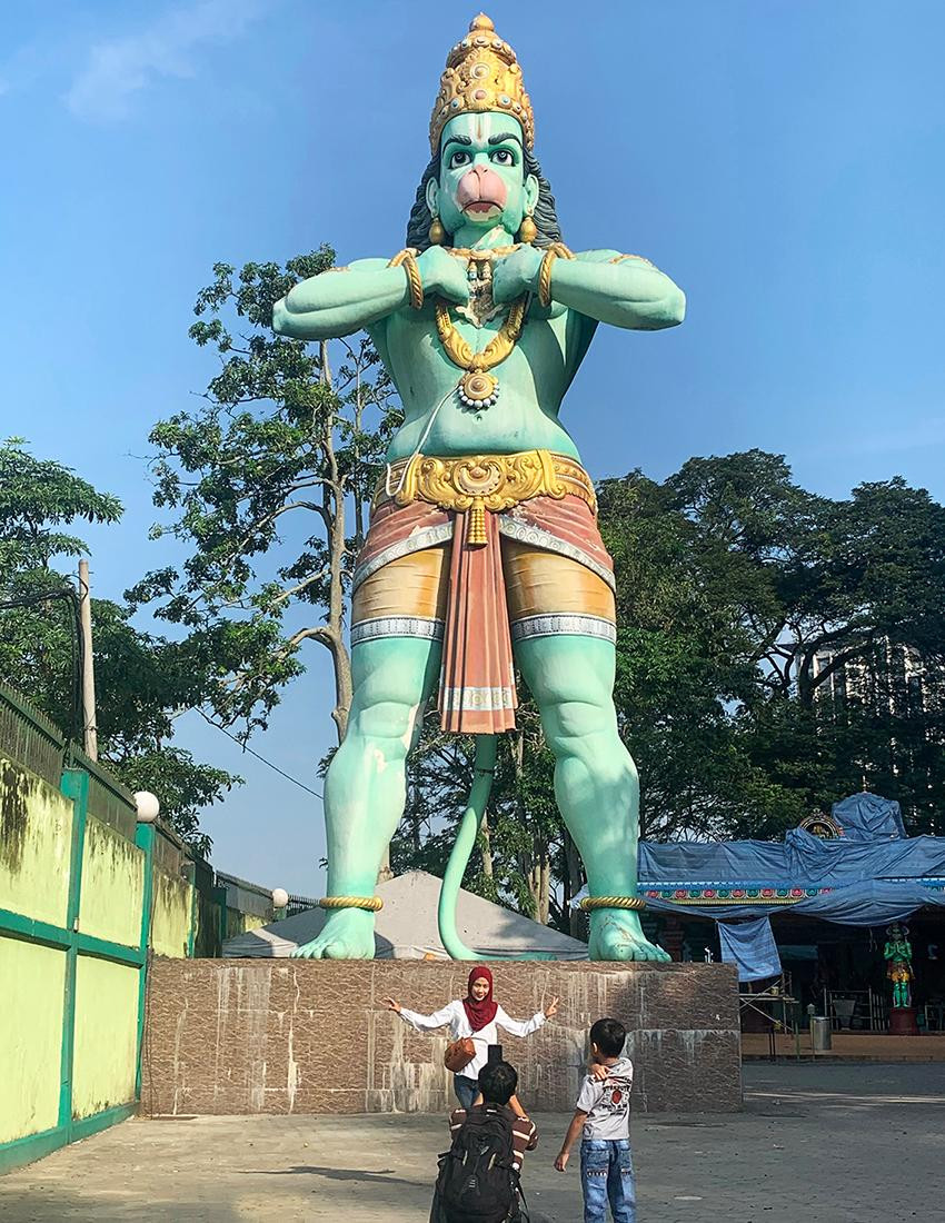 Một bức tượng khổng lồ ở động Batu