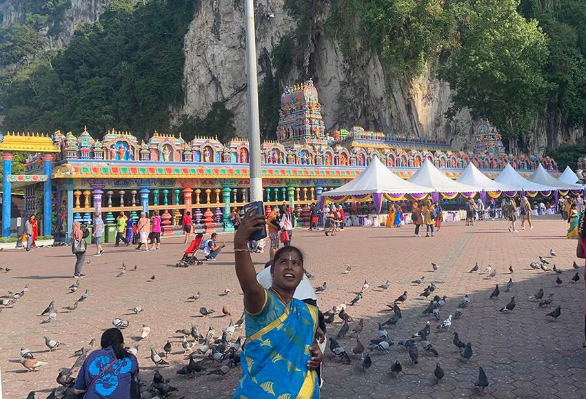 Tín đồ Ấn Độ giáo viếng động và chụp ảnh lưu niệm