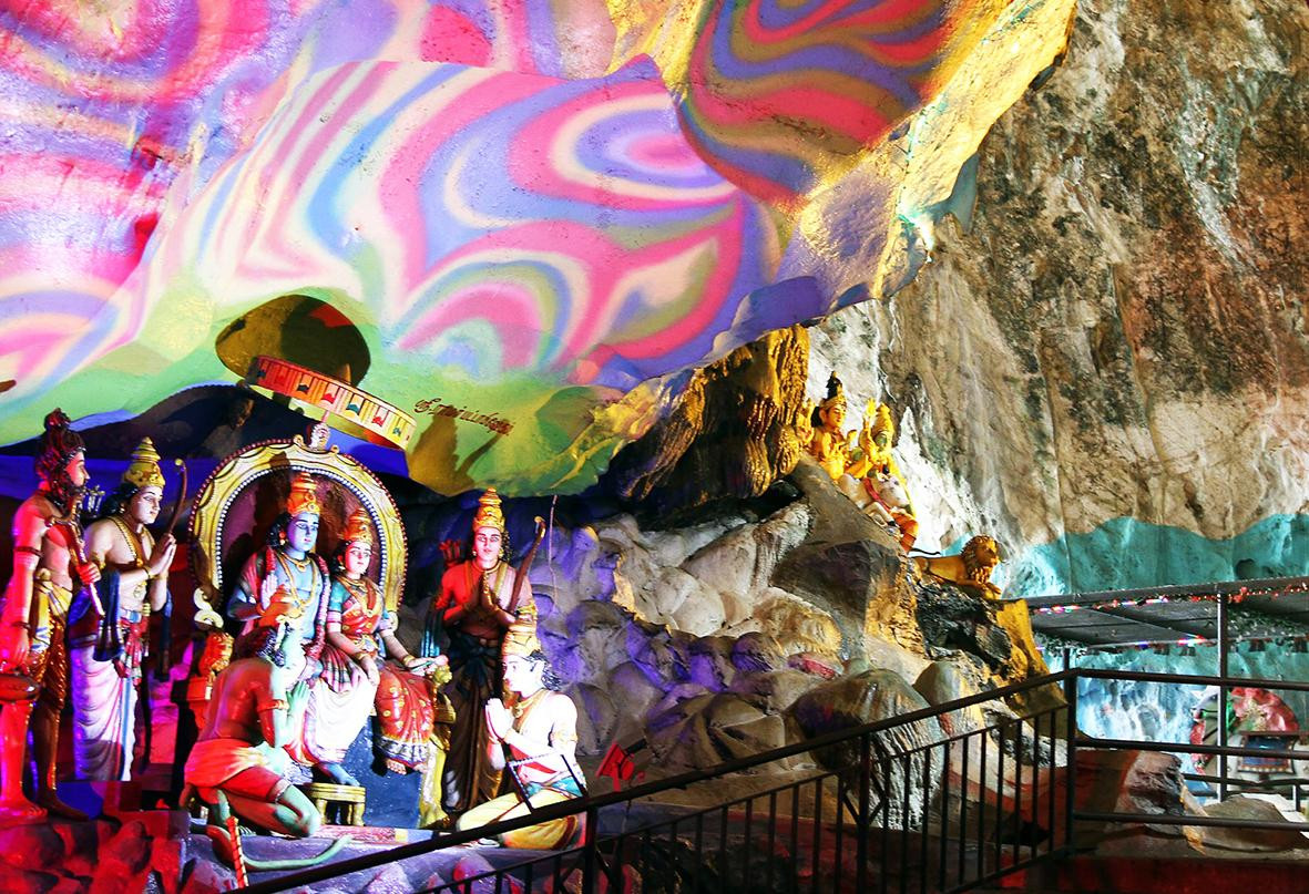 Nhiều bức tượng trong hang động