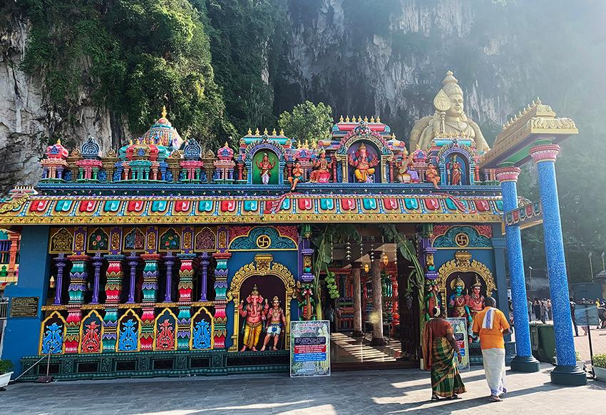 Đền thờ có kiến trúc cầu kỳ, nhiều màu sắc