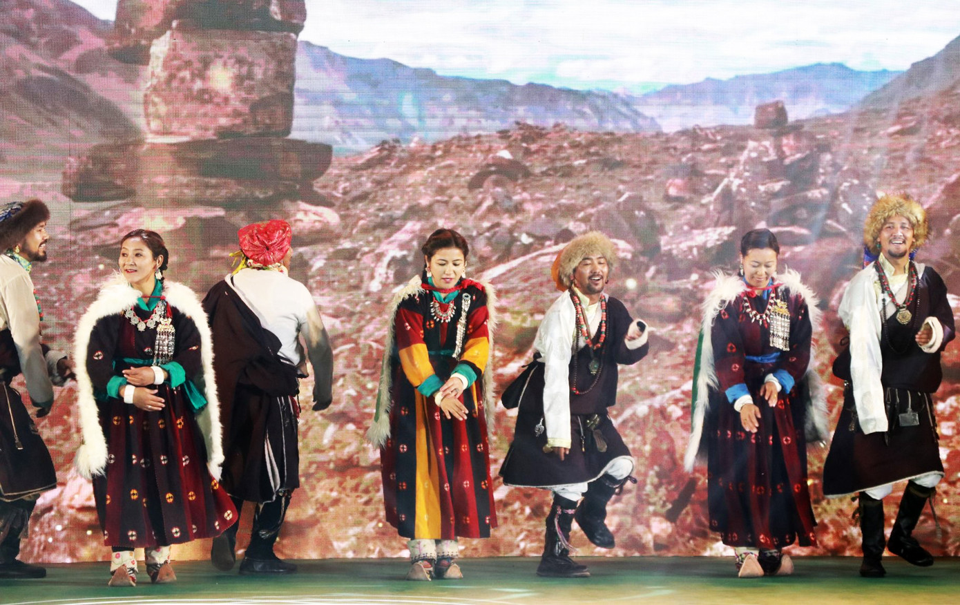 Một điệu dân vũ của Ấn Độ. Một điệu dân vũ của Ấn Độ.