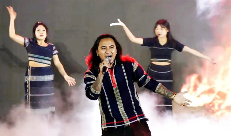 Biểu diễn ca khúc Ngọn lửa cao nguyên. Biểu diễn ca khúc Ngọn lửa cao nguyên.