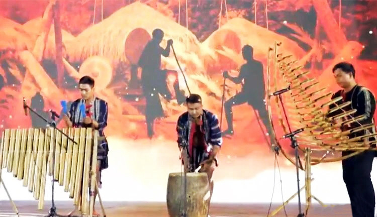 Hòa tấu một số nhạc cụ dân tộc ở Tây Nguyên. Hòa tấu một số nhạc cụ dân tộc ở Tây Nguyên.