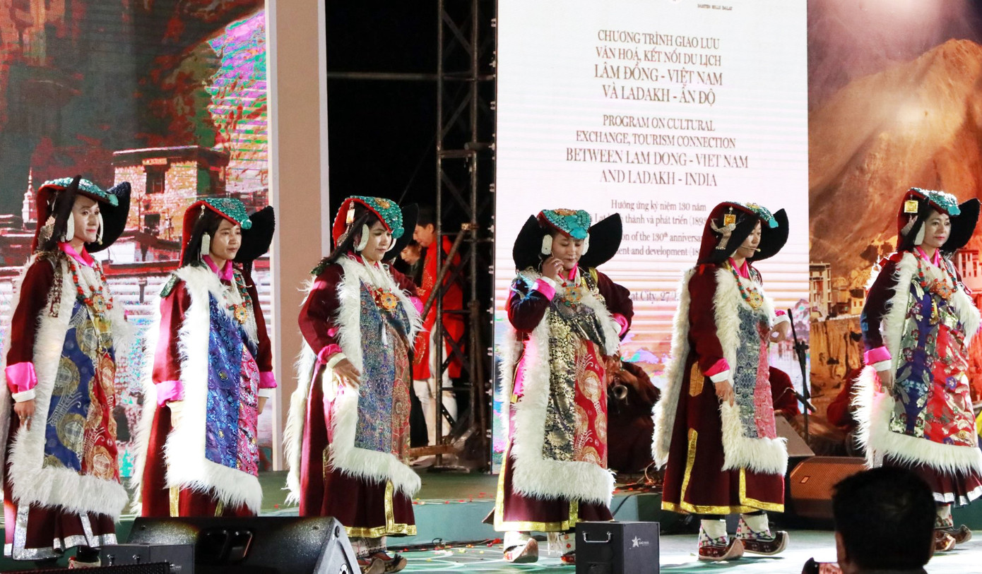 Một điệu múa truyền thống Ấn Độ. Một điệu múa truyền thống Ấn Độ.