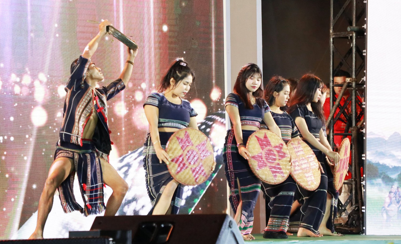 Một tiết mục biểu diễn của người K'Ho. Một tiết mục biểu diễn của người K'Ho.