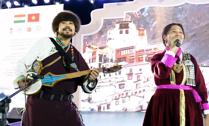 Một làn điệu dân ca vùng Ladakh. Một làn điệu dân ca vùng Ladakh.