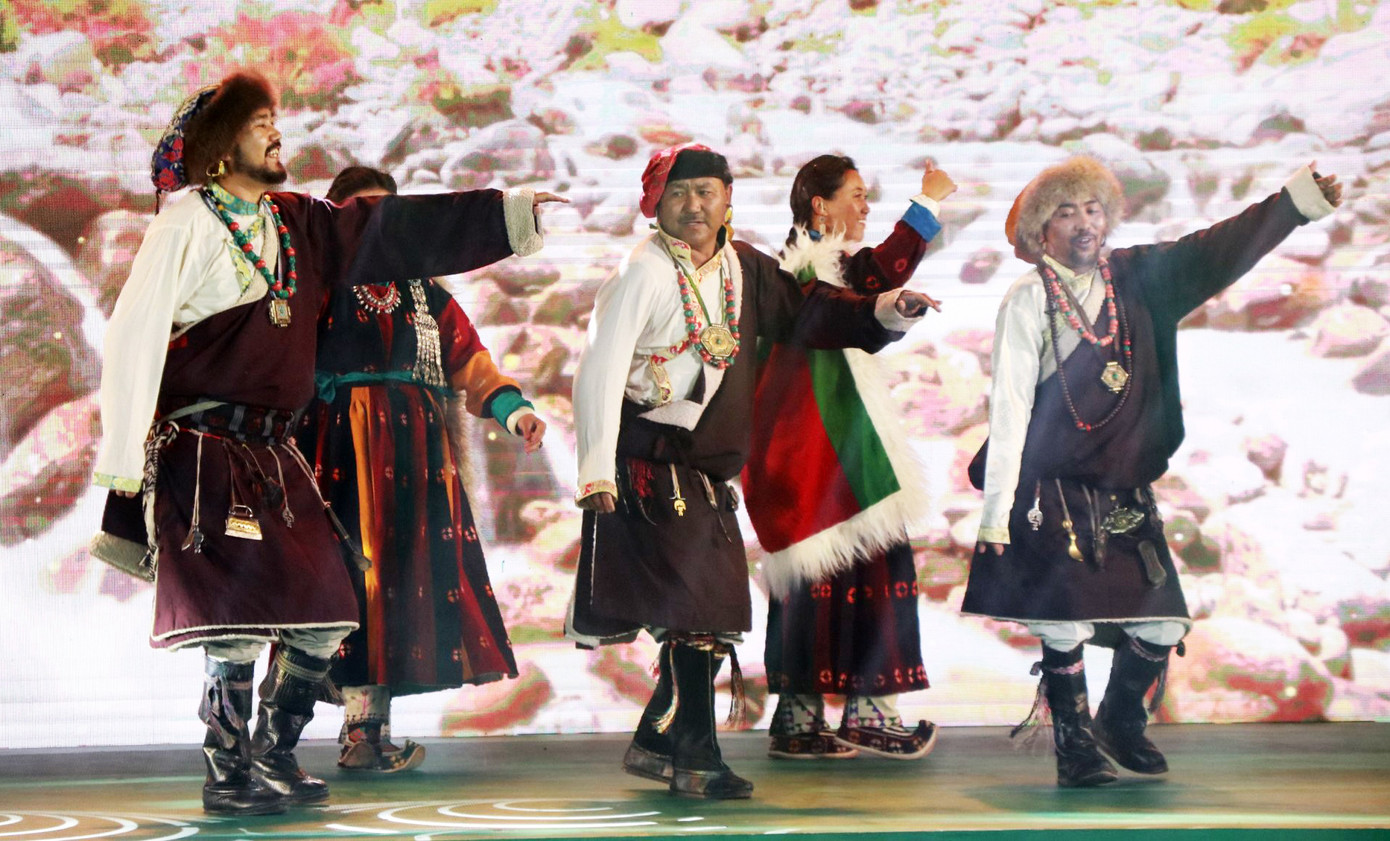 Điệu nhảy khá sôi động. Điệu nhảy khá sôi động.