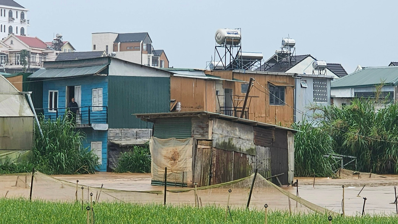 Nước tràn vào khu nhà ven suối.