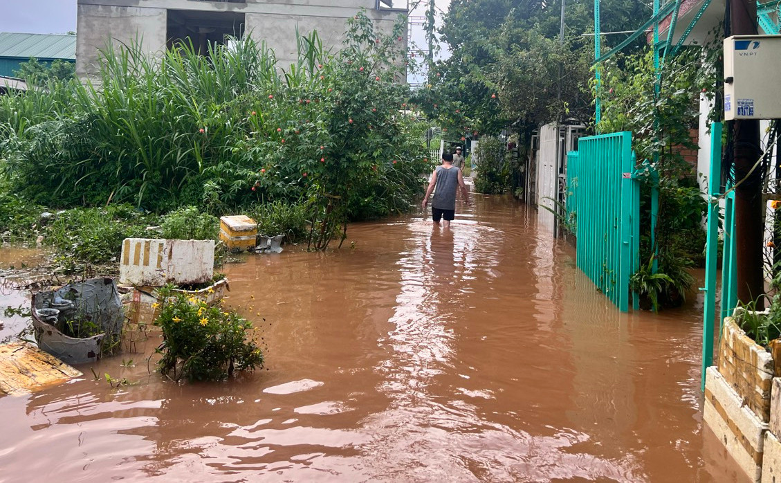 Người dân lội nước vào nhà.