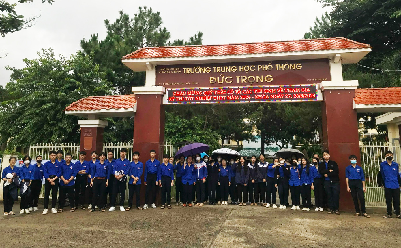 Nhiều huyện có mưa nhưng thí sinh vẫn đến làm thủ tục dự thi đầy đủ và đúng giờ