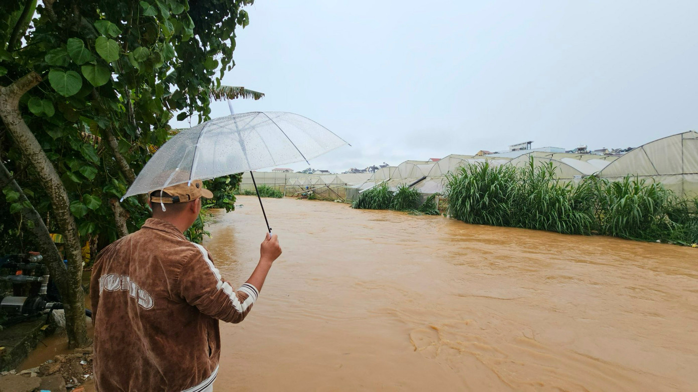 Lo lắng khi làn nước đục ngầu dâng cao.