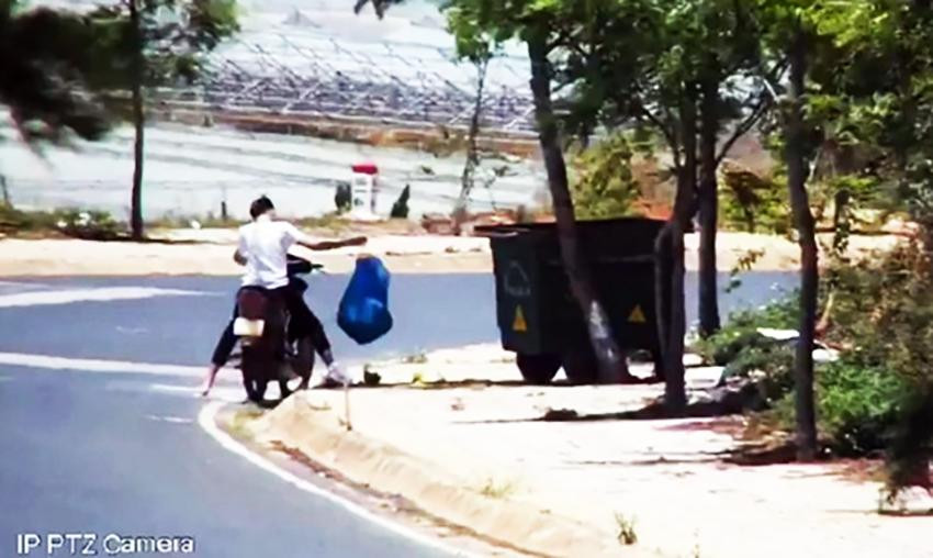 Trích xuất camera, xử phạt người vứt túi rác bên ngoài thùng rác