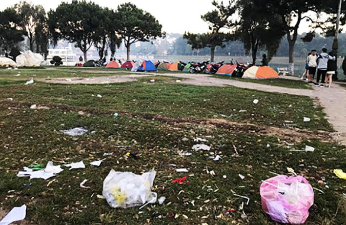 Dựng lều trại, xả rác bừa bãi ven hồ Xuân Hương