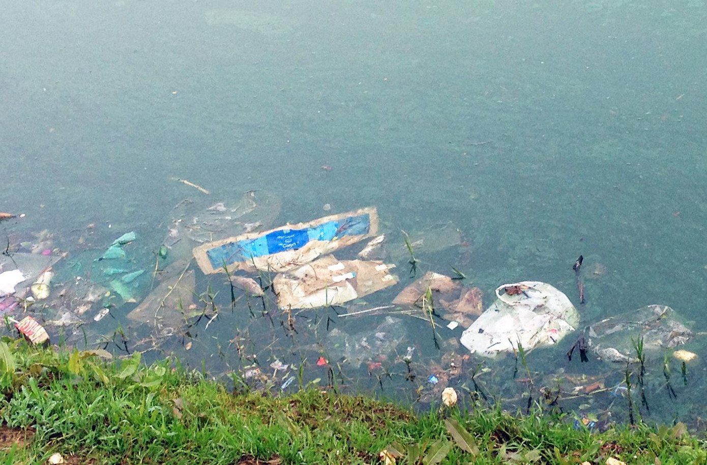 Xả rác bừa bãi trên hồ Xuân Hương