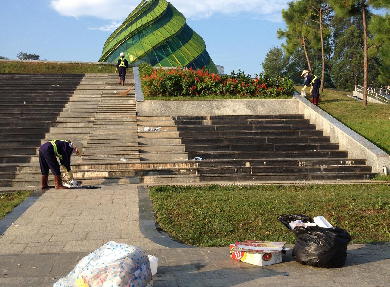 Công nhân vệ sinh vất vả thu dọn rác ở Quảng trường Lâm Viên