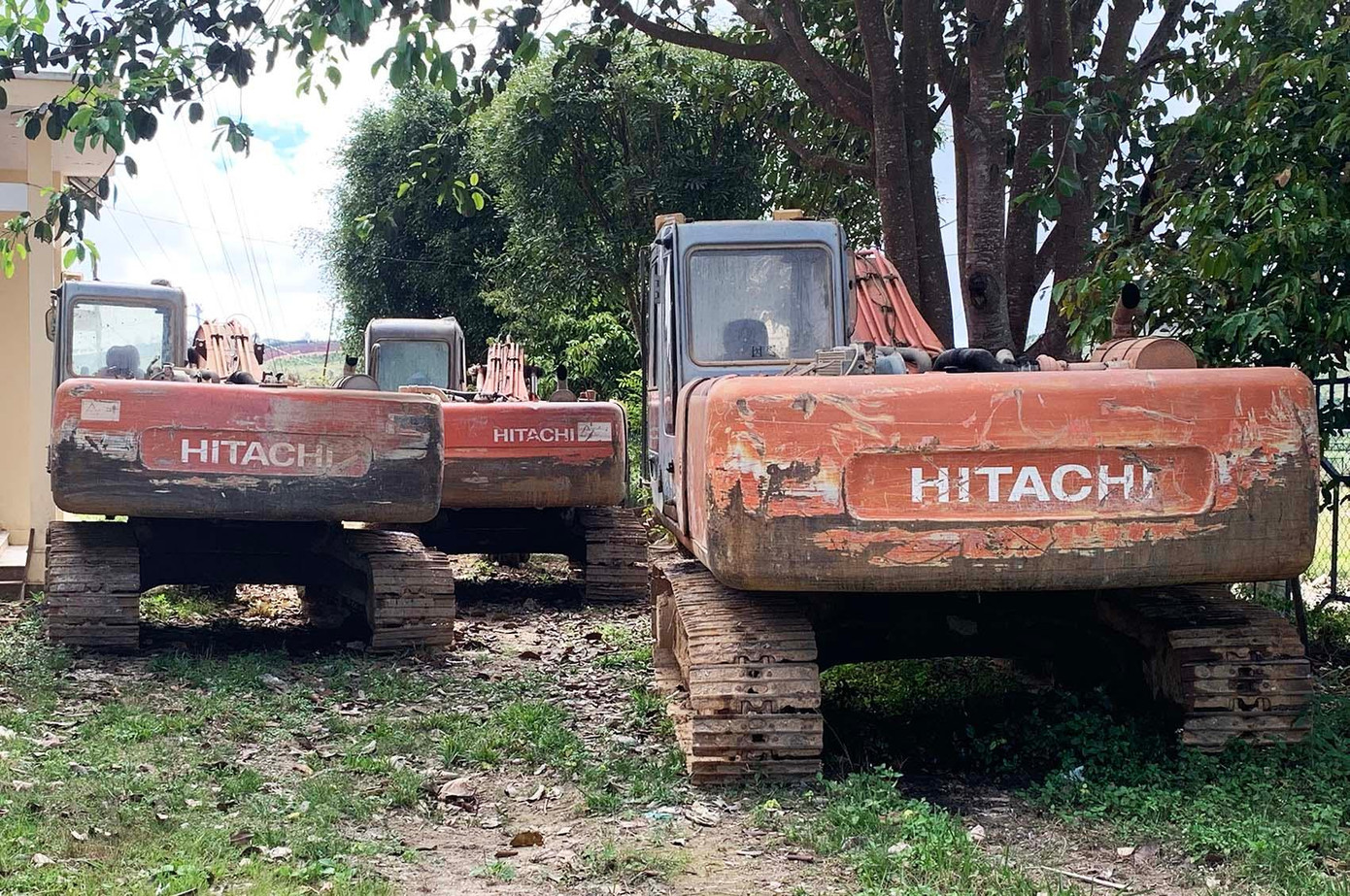 Các xe máy múc đang bị lực lượng chức năng tạm giữ