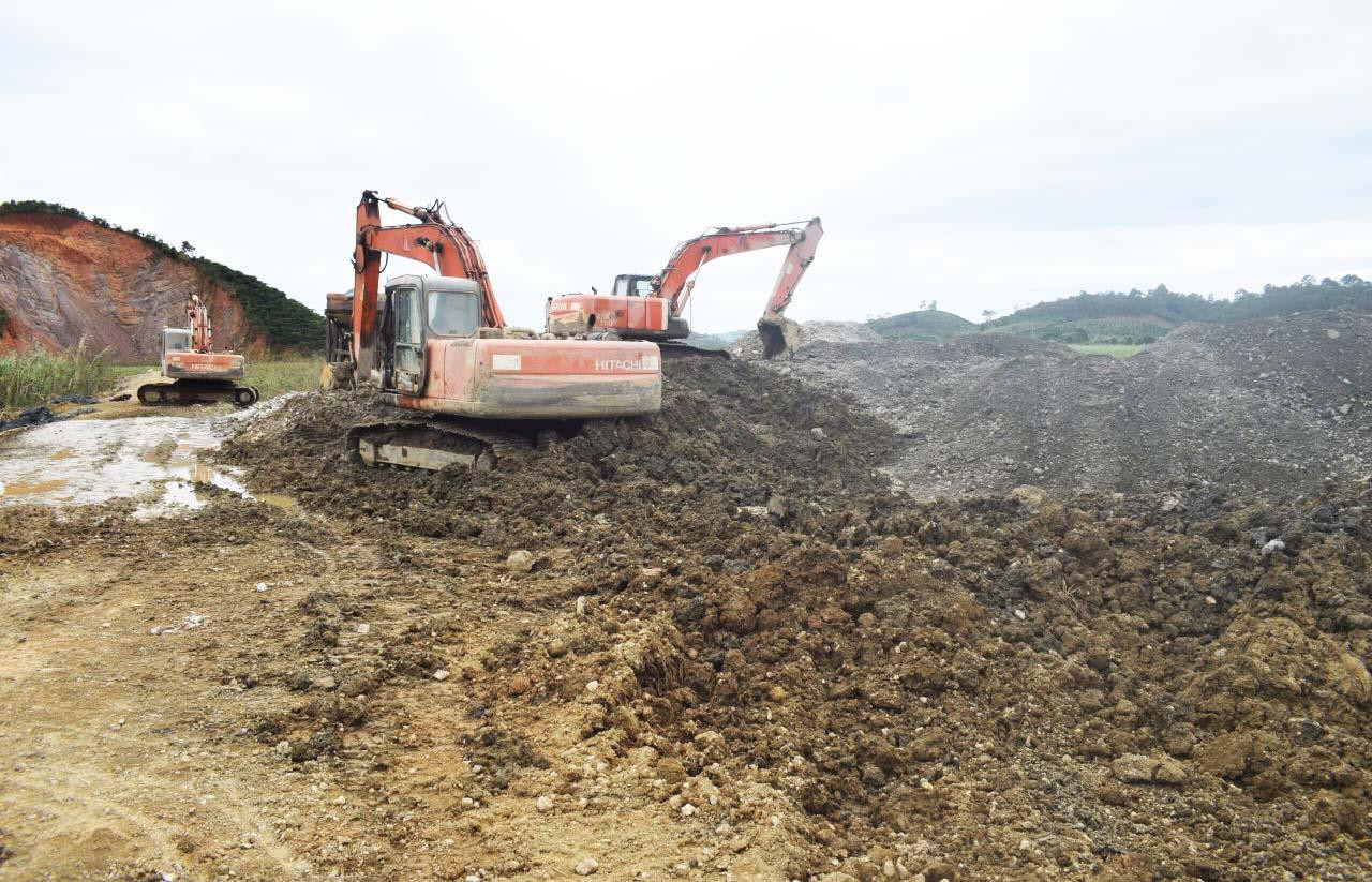 Xe máy múc đào đất lấy quặng