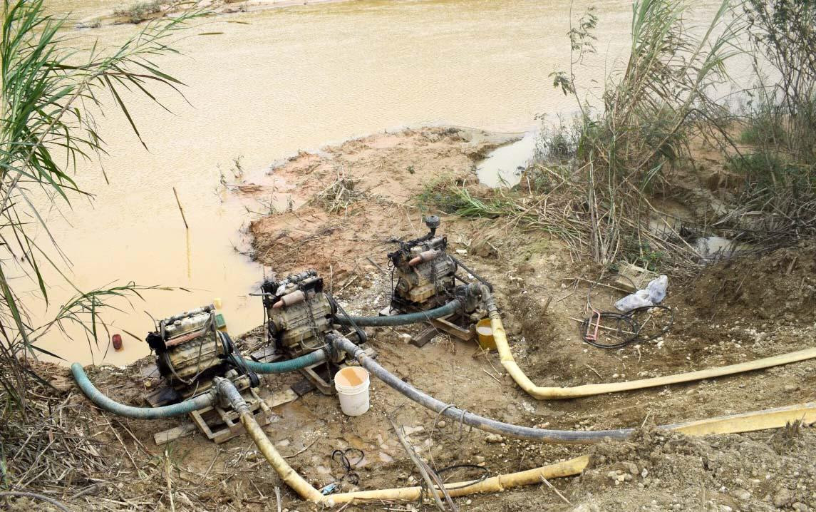 Các máy bơm nước phục vụ việc tuyển quặng