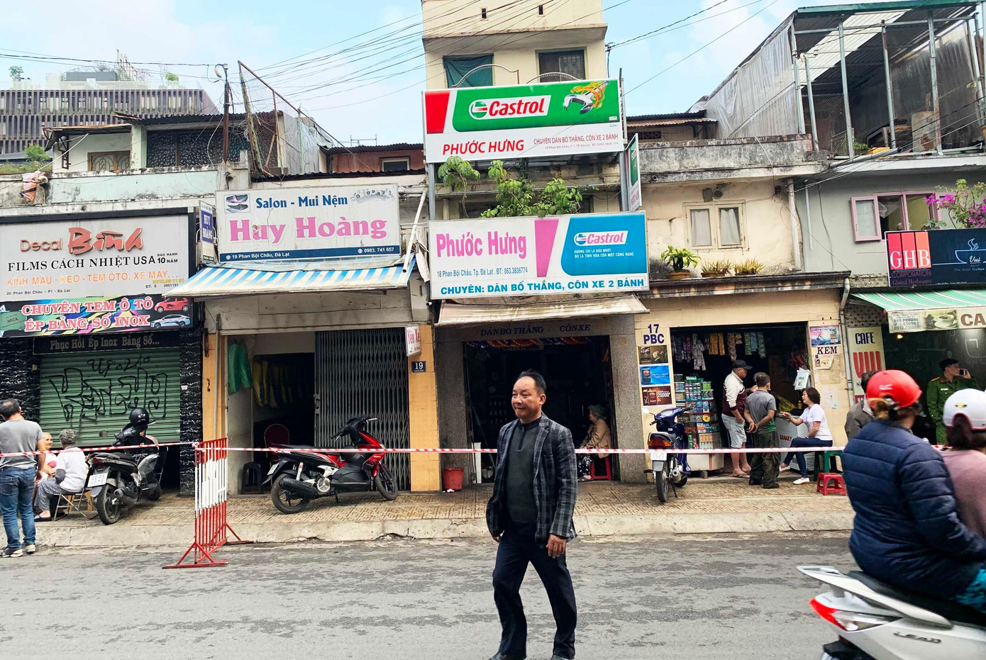 Rào chắn, khoanh vùng khu vực bị sụt lún nguy hiểm