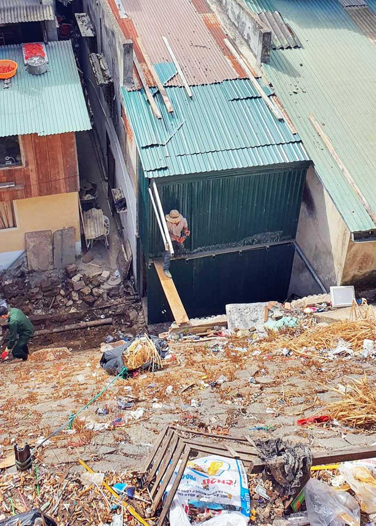 Tháo dỡ phần nhà sát chân bờ kè để xây chân móng công trình khắc phục sự cố