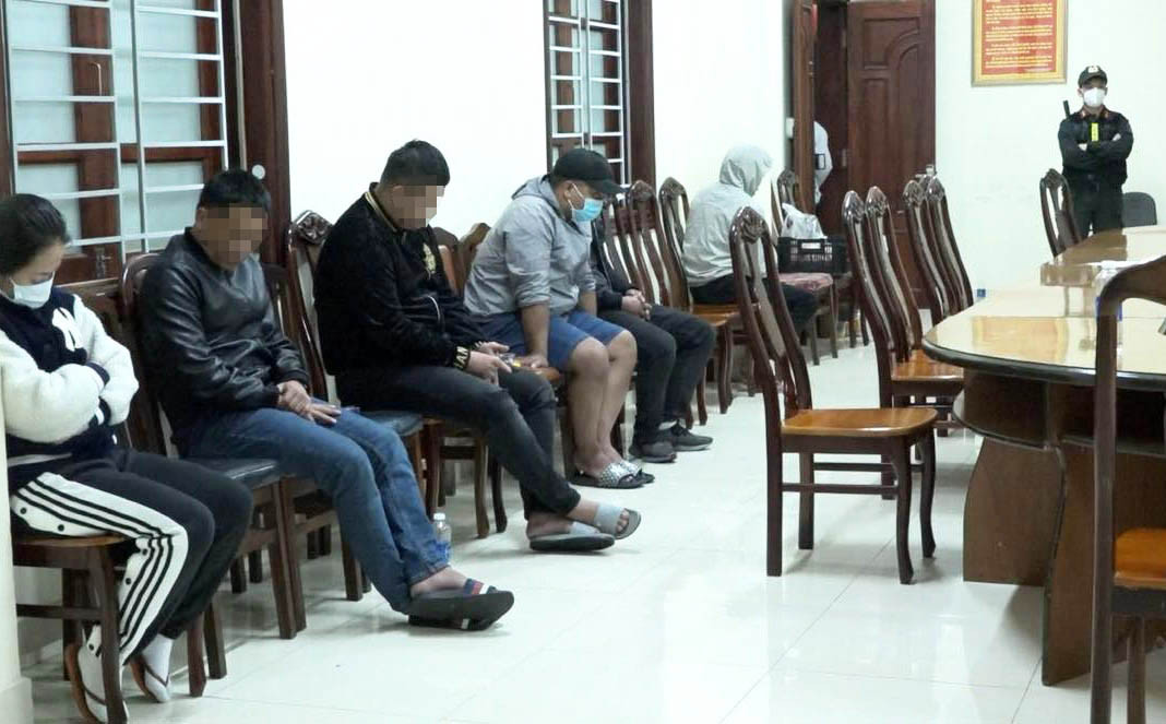 Các đối tượng đánh bạc tại quán cà phê R. Ảnh: TD Các đối tượng đánh bạc tại quán cà phê R. Ảnh: TD