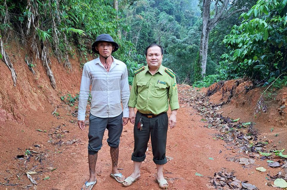 Lãnh đạo Hạt kiểm lâm cùng cán bộ xã đi kiểm tra tại khu vực người dân nói có dấu chân hổ