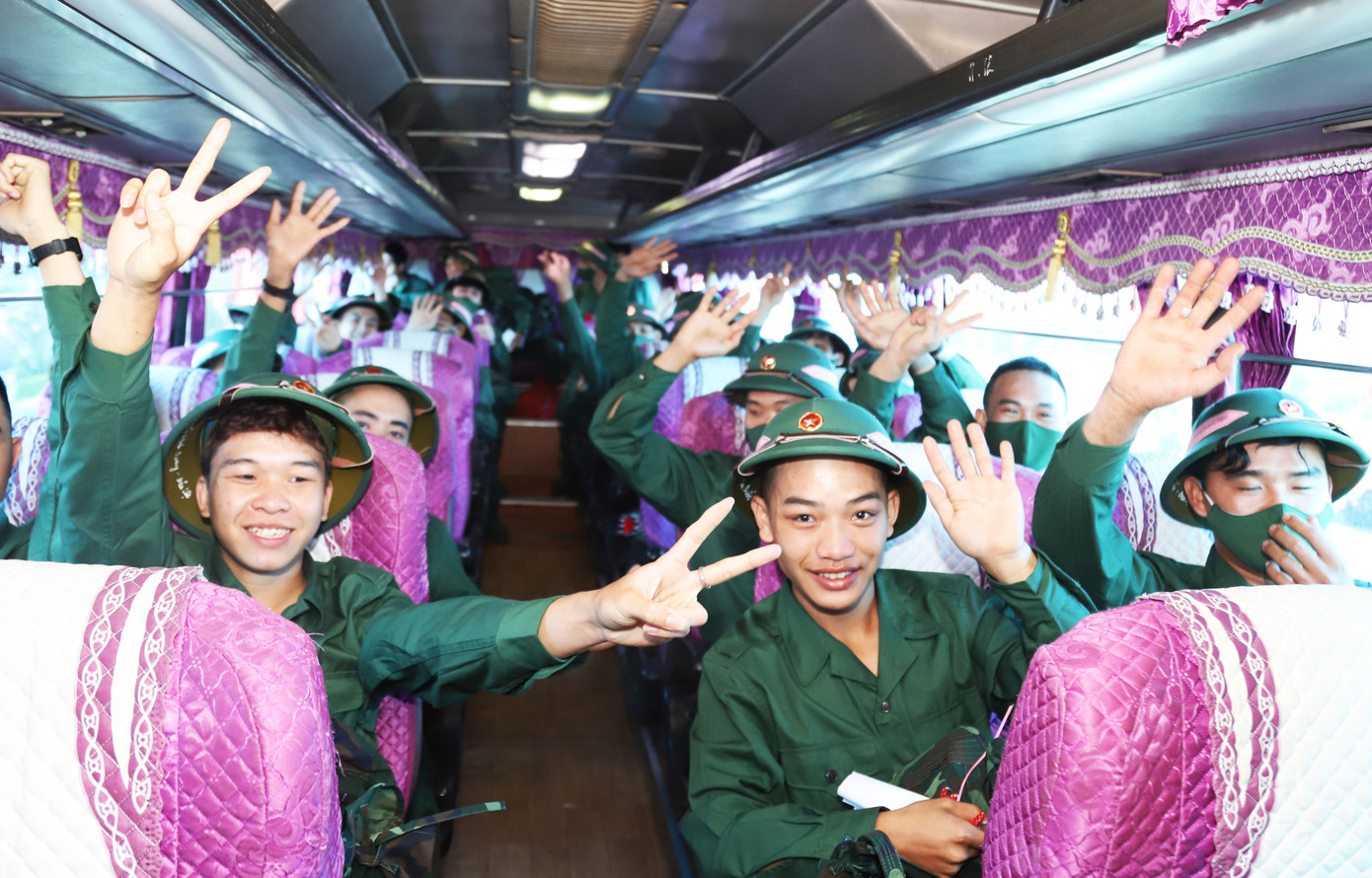 Các bạn trẻ TP Bảo Lộc hăng hái lên đường nhập ngũ Các bạn trẻ TP Bảo Lộc hăng hái lên đường nhập ngũ