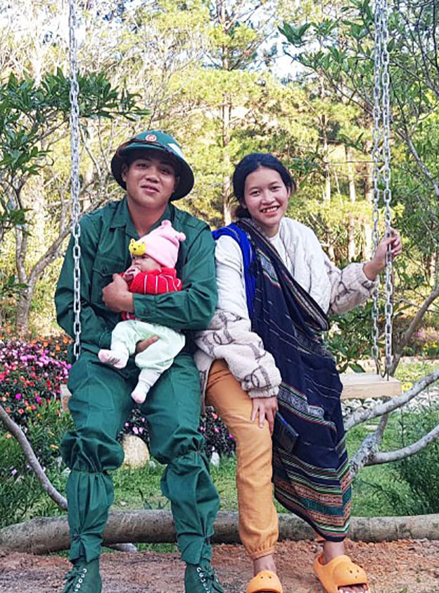 Kon Sơ Ha Then bên vợ và con gái trước lúc lên đường thực hiện nghĩa vụ quân sự Kon Sơ Ha Then bên vợ và con gái trước lúc lên đường thực hiện nghĩa vụ quân sự