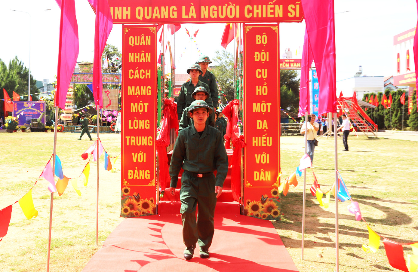 Chàng trai mồ côi và các tân binh ở TP Bảo Lộc lên đường làm nghĩa vụ quân sự Chàng trai mồ côi và các tân binh ở TP Bảo Lộc lên đường làm nghĩa vụ quân sự