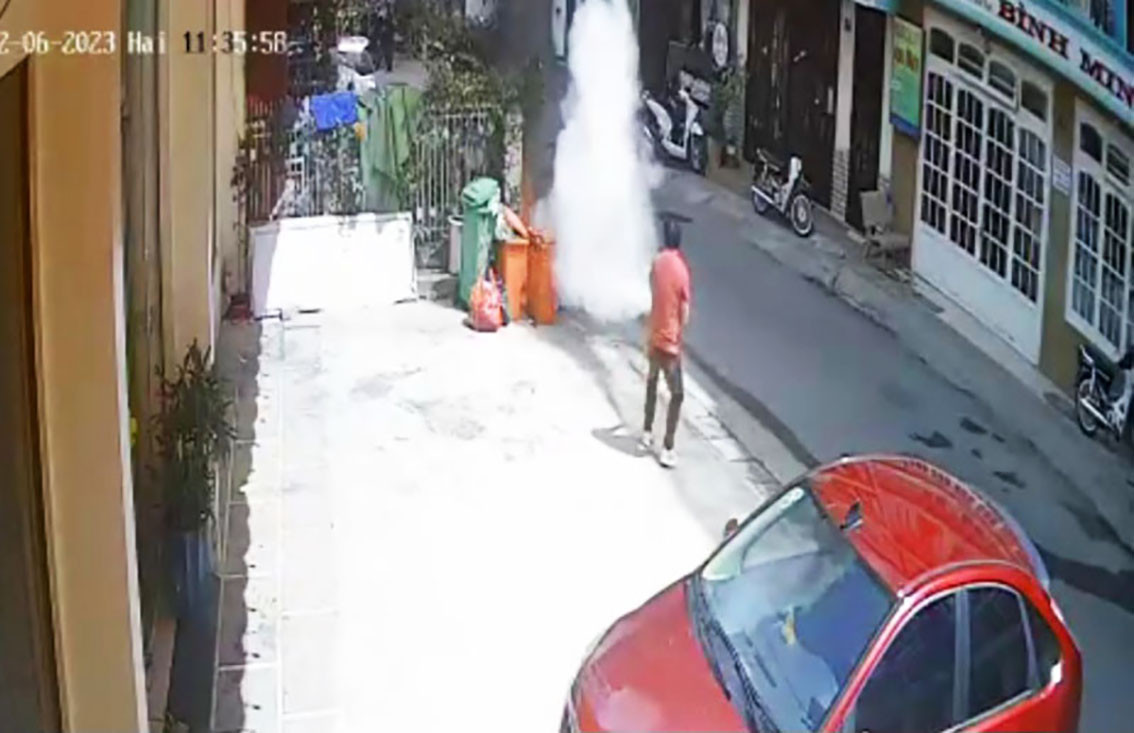 Người dân dùng bình cứu hỏa mini để dập lửa. Ảnh cắt từ clip Khói trùm lên khu vực người đàn ông nghi tự thiêu. Ảnh cắt từ clip Người dân dùng bình cứu hỏa mini để dập lửa. Ảnh cắt từ clip Khói trùm lên khu vực người đàn ông nghi tự thiêu. Ảnh cắt từ clip