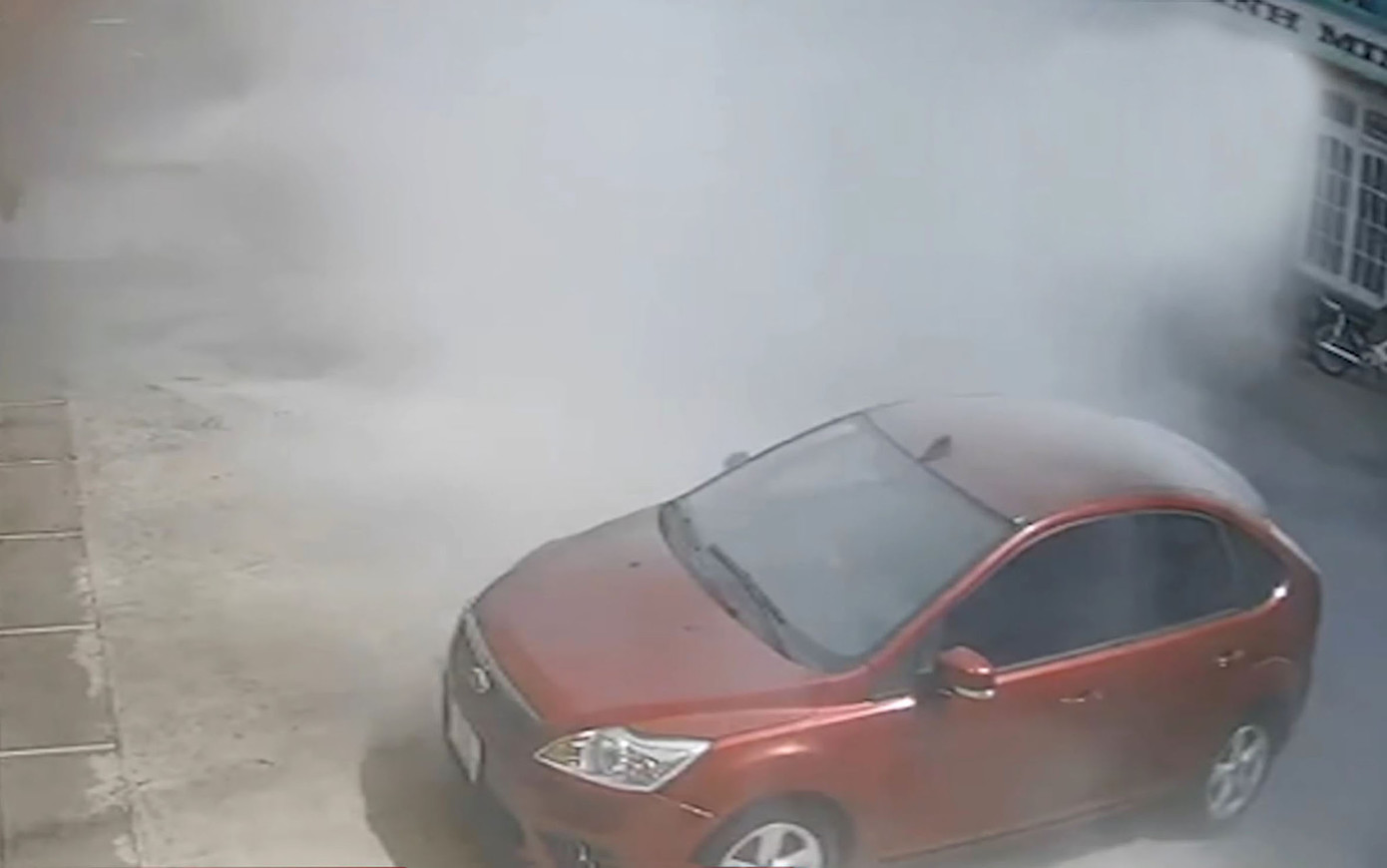 Khói trùm lên khu vực người đàn ông nghi tự thiêu. Ảnh cắt từ clip Khói trùm lên khu vực người đàn ông nghi tự thiêu. Ảnh cắt từ clip