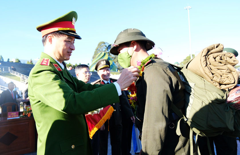 Trung tướng Nguyễn Duy Ngọc tặng hoa chúc mừng các tân binh thực hiện nghĩa vụ công an Trung tướng Nguyễn Duy Ngọc tặng hoa chúc mừng các tân binh thực hiện nghĩa vụ công an