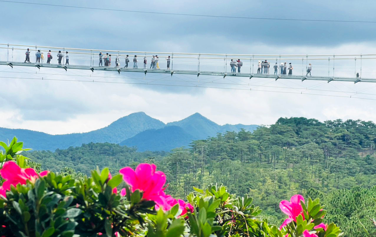 Cảnh quan đẹp ở nơi có cầu kính Ngàn Thông.