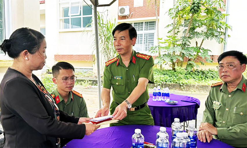 Công an tỉnh Lâm Đồng thăm viếng, chia buồn cùng gia đình anh Phạm Ngọc Anh Công an tỉnh Lâm Đồng thăm viếng, chia buồn cùng gia đình anh Phạm Ngọc Anh