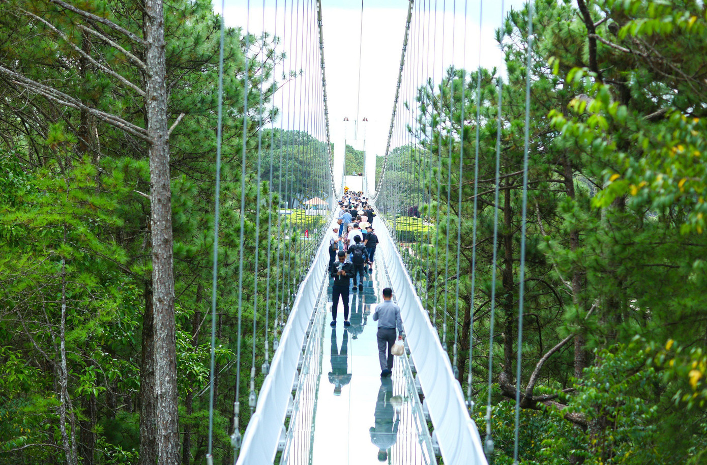 Nhiều du khách trải nghiệm trong ngày đầu khai trương.