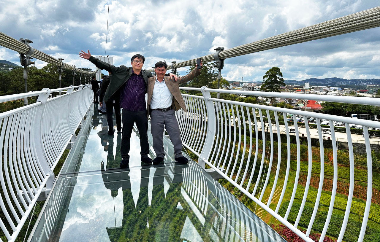 Sự phấn khích của những người đầu tiên trải nghiệm cầu kính công nghệ 7D.