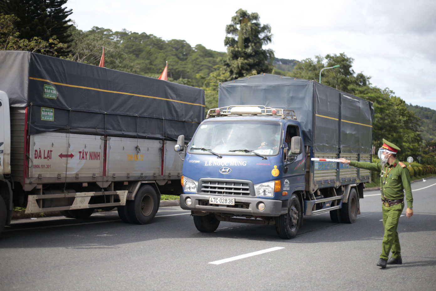 Công an kiểm tra xe tải vào Đà Lạt