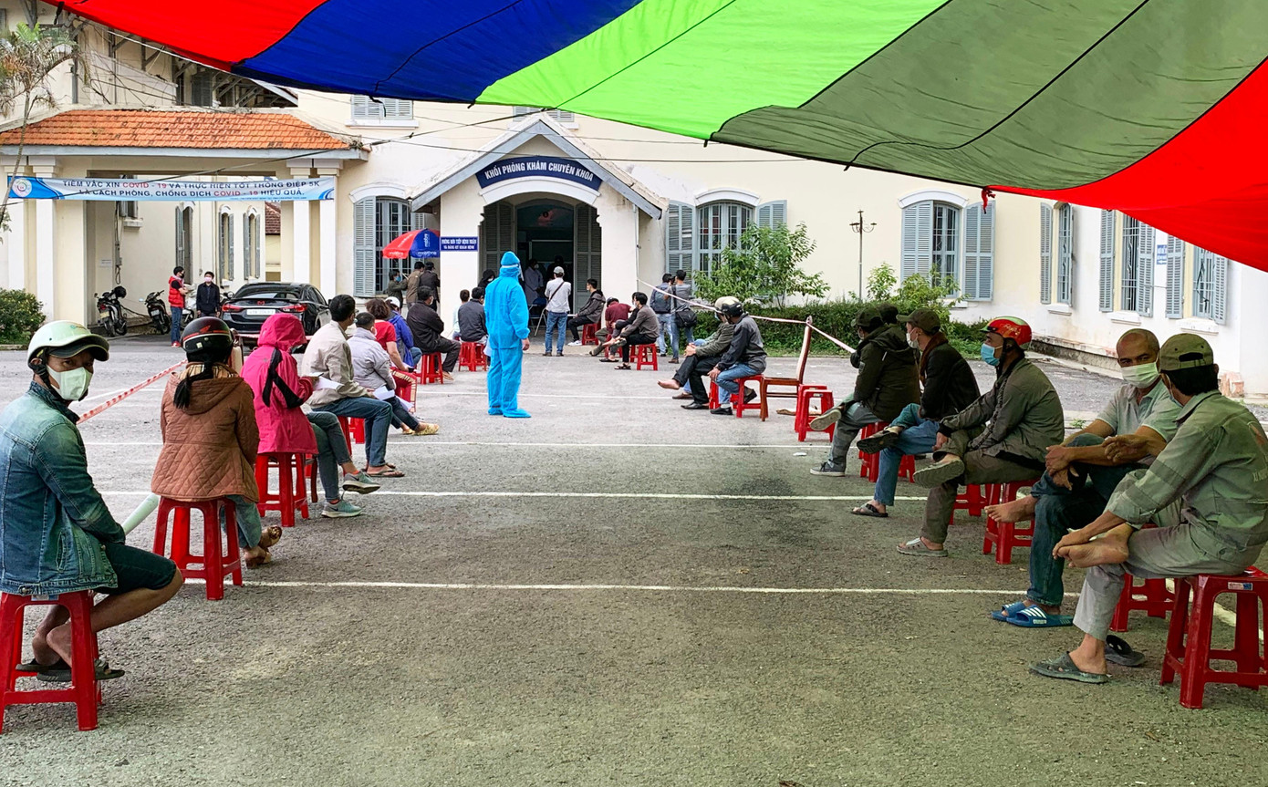 Xếp hàng chờ xét nghiệm nhanh SARS-CoV-2