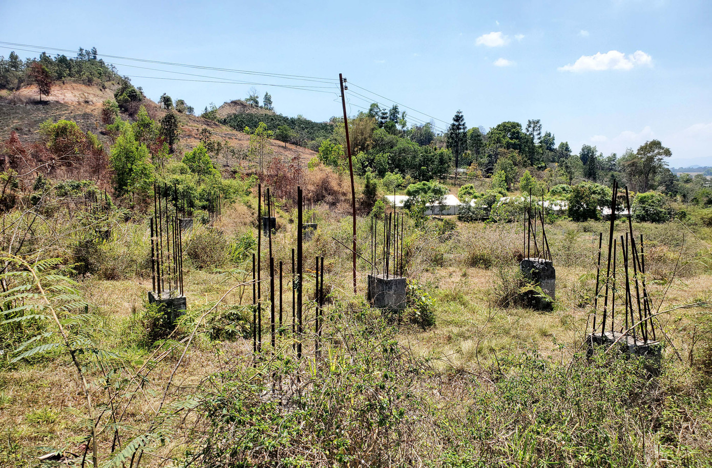 Nhiều khu vực được đổ trụ bê tông cốt thép rồi bỏ hoang