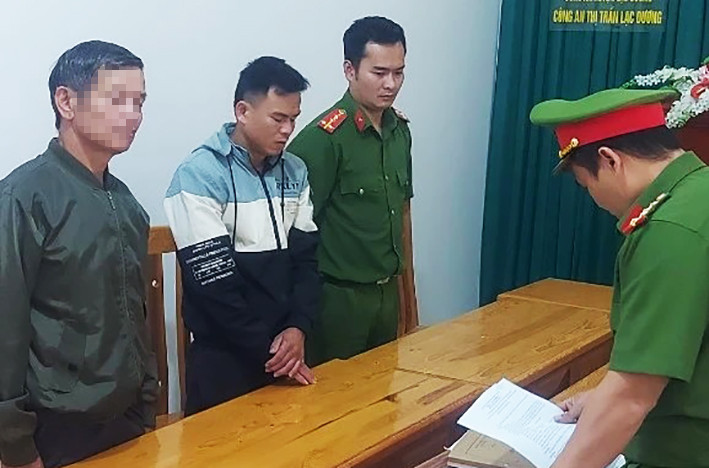 Công an đọc lệnh bắt tạm giam Hà Văn Suôi (người ở giữa)